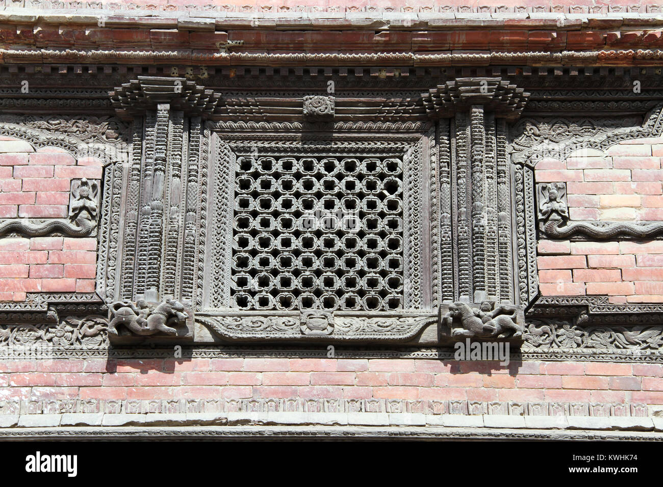 La fenêtre en bois et mur de brique de palais du roi à Khatmandu, Népal Banque D'Images