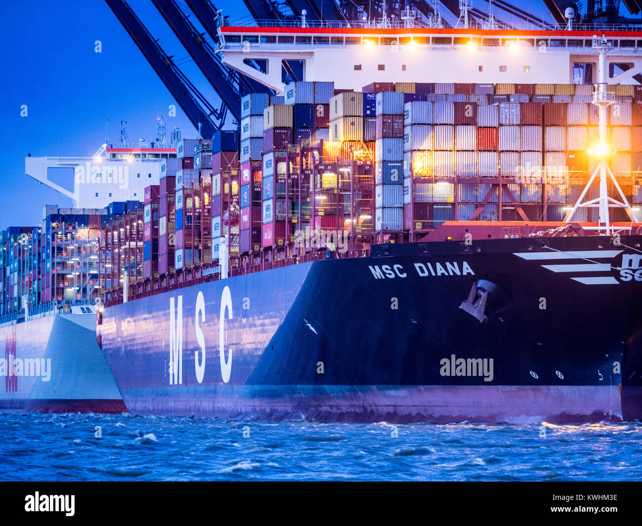 UK Trade Commerce international Commerce Brexit - des conteneurs d'expédition sont chargés et déchargés des navires dans le port de Felixstowe, le plus grand port de la Grande-Bretagne. Banque D'Images