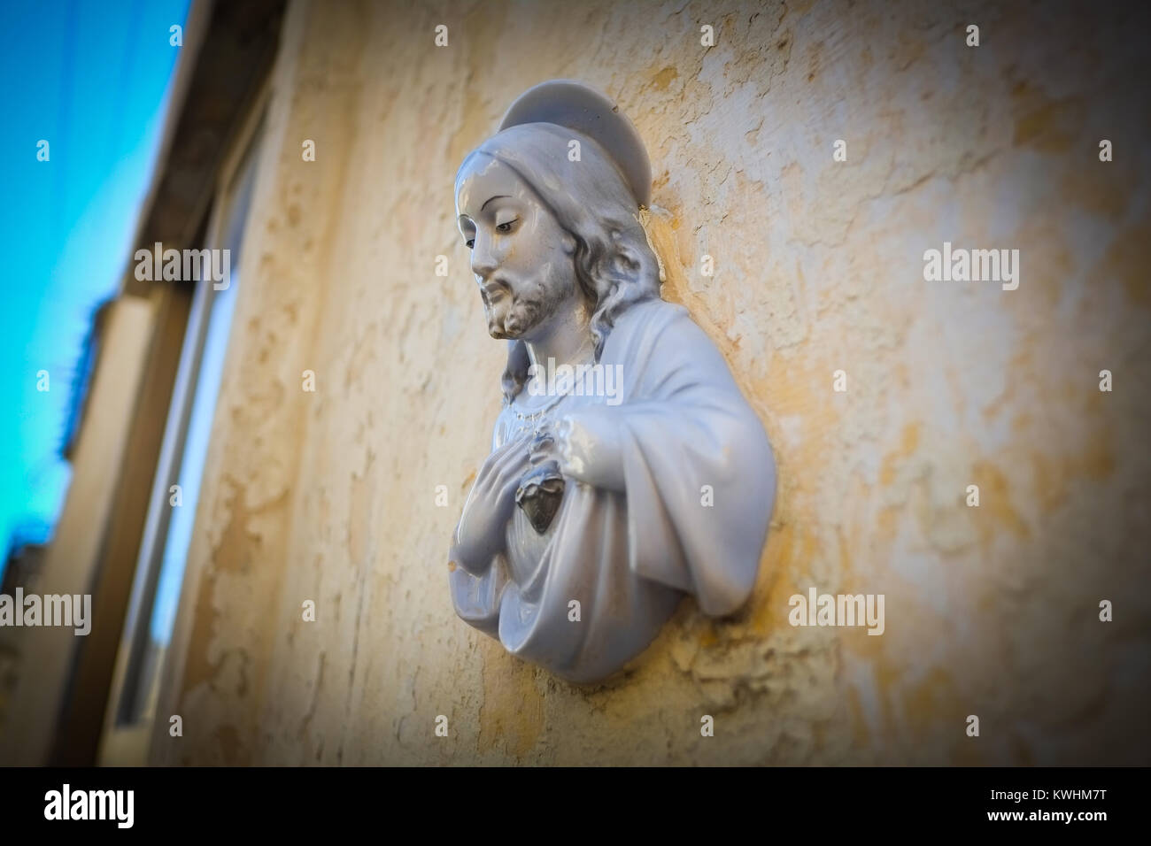 La marche sur Gozo vous amène à l'intérieur des terres dans le petit village de Xewkija, avec ses bâtiments traditionnels et décorations maison en céramique Banque D'Images