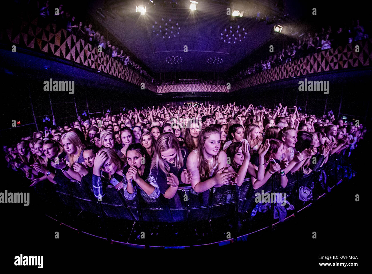 Le public et la musique foule, surtout les adolescentes, profitez d'un concert à Vega à Copenhague. Le Danemark, 15/10 2014. Banque D'Images