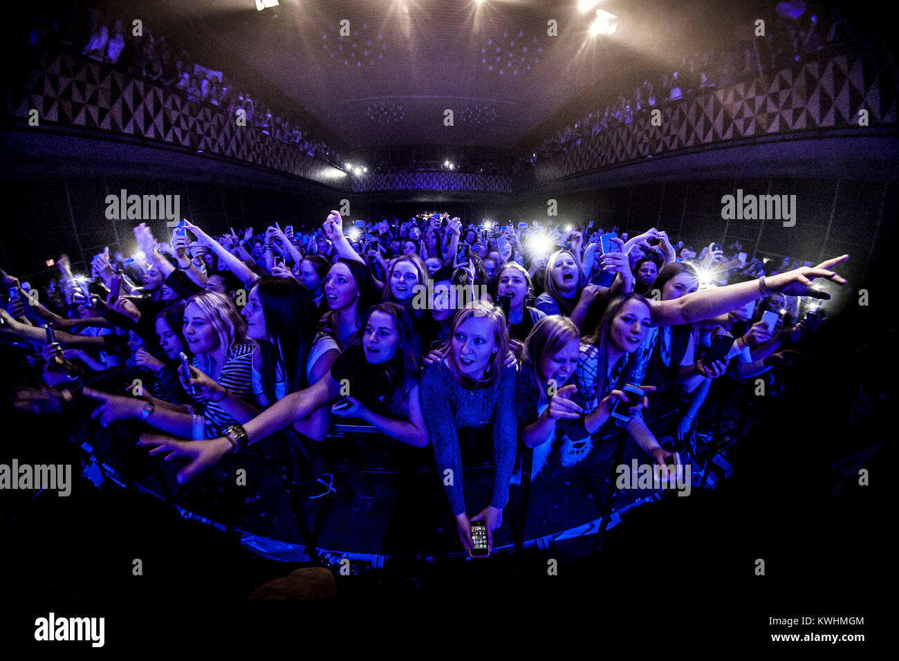 Énergique et hystériques adolescentes crier comme craze lorsque l'idole pop danois Christopher entre dans la scène pour un concert à Vega à Copenhague. Ils sont prêts à l'aide de caméras numériques et téléphones intelligents pour capturer un moment inoubliable. Le Danemark, 04/04 2014. Banque D'Images