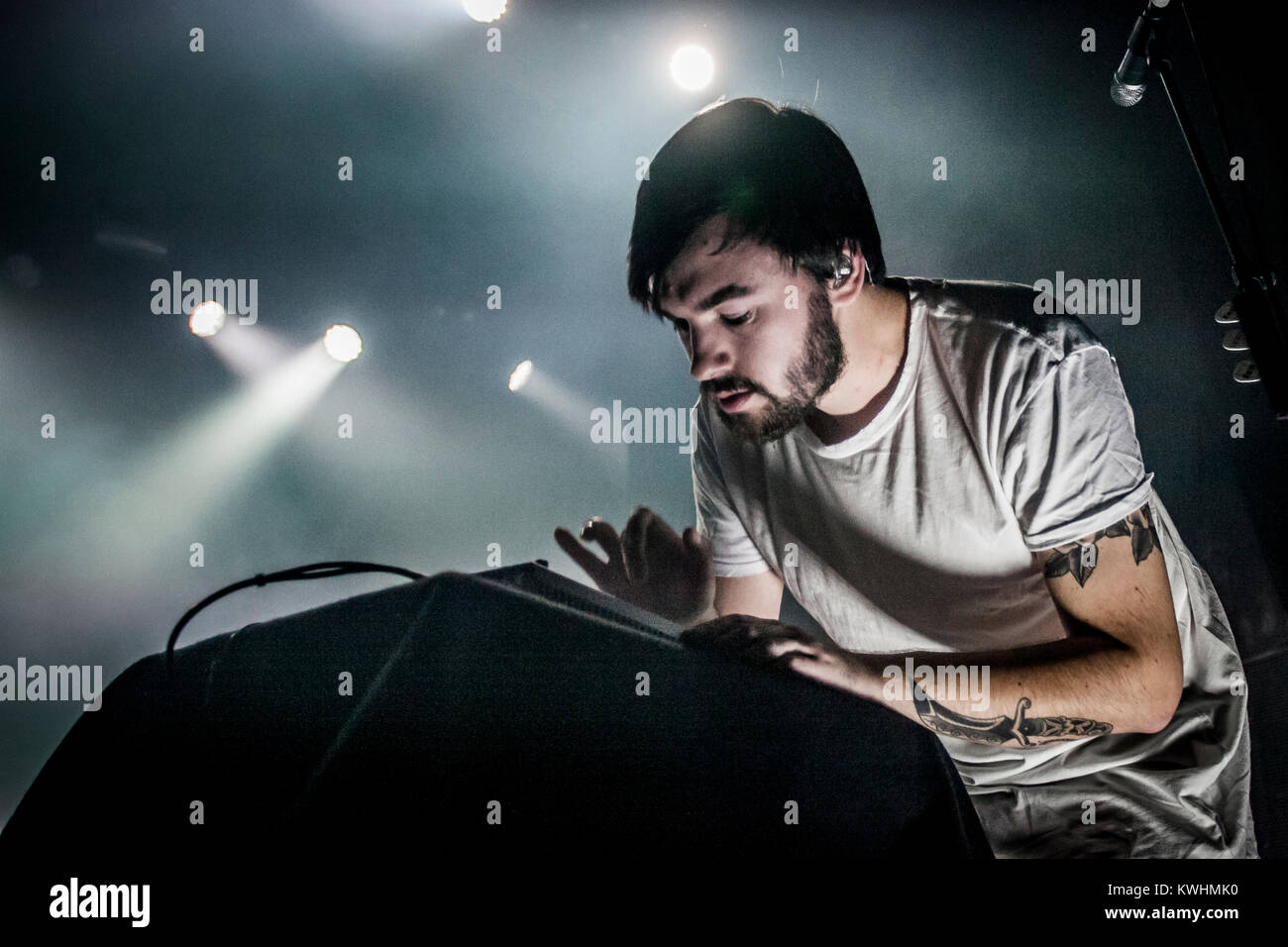 L'English folk rock et pop synthétique la bande 1975 effectue un concert live à Vega à Copenhague. Ici le bassiste et musicien Ross MacDonald est représenté sur scène. Le Danemark, 15/10 2014. Banque D'Images