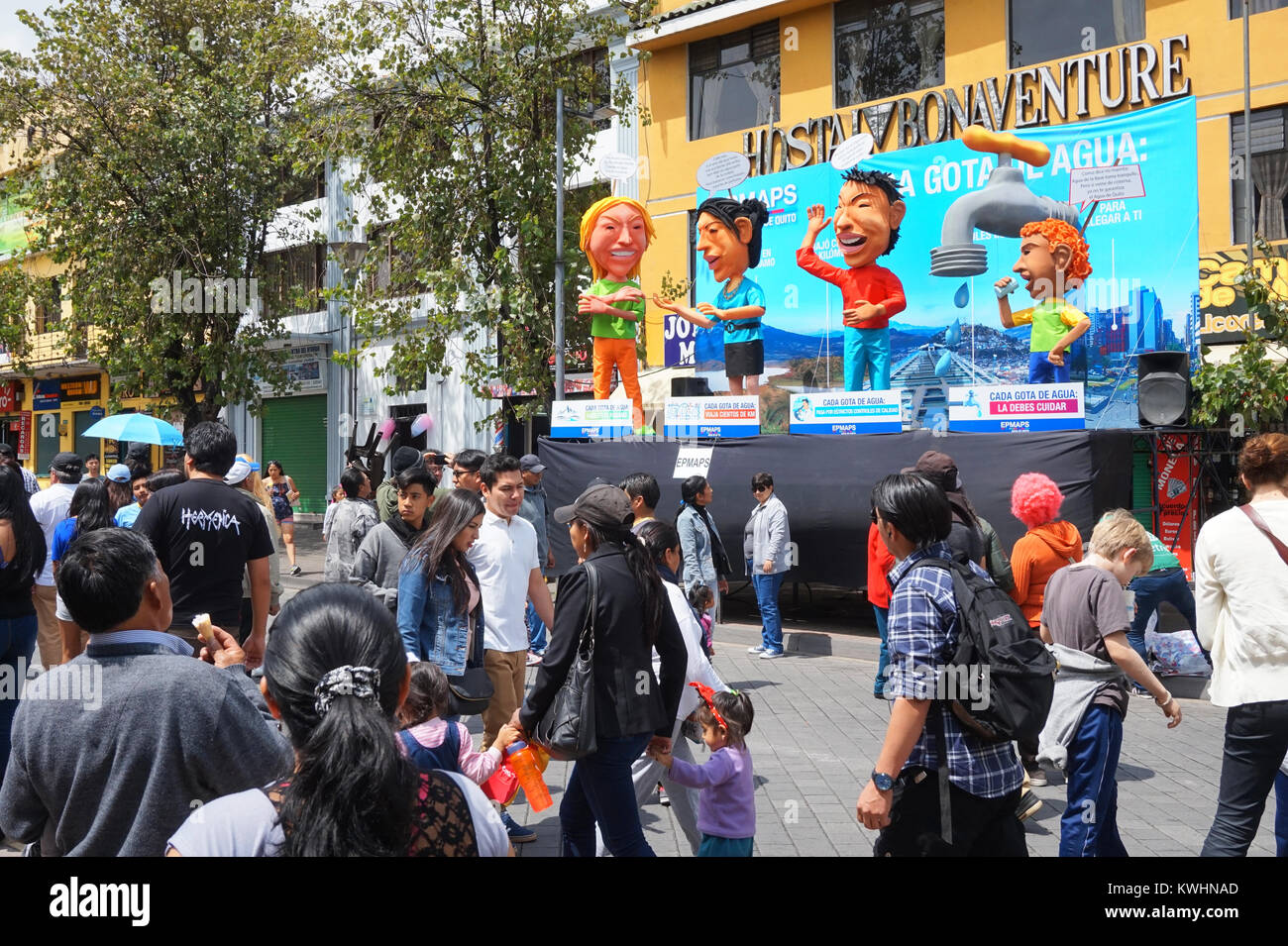 Les gens qui marchent sur l'Avenue Amazonas admirant le "Anos viejos' festival. Le festival est une tradition qui a lieu chaque année pour célébrer le Nouvel An Banque D'Images