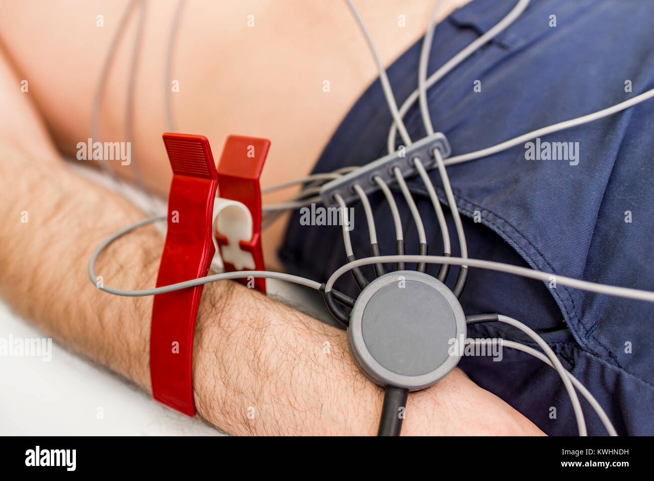 Ce jeune homme à l'hôpital d'EKG préventive Banque D'Images