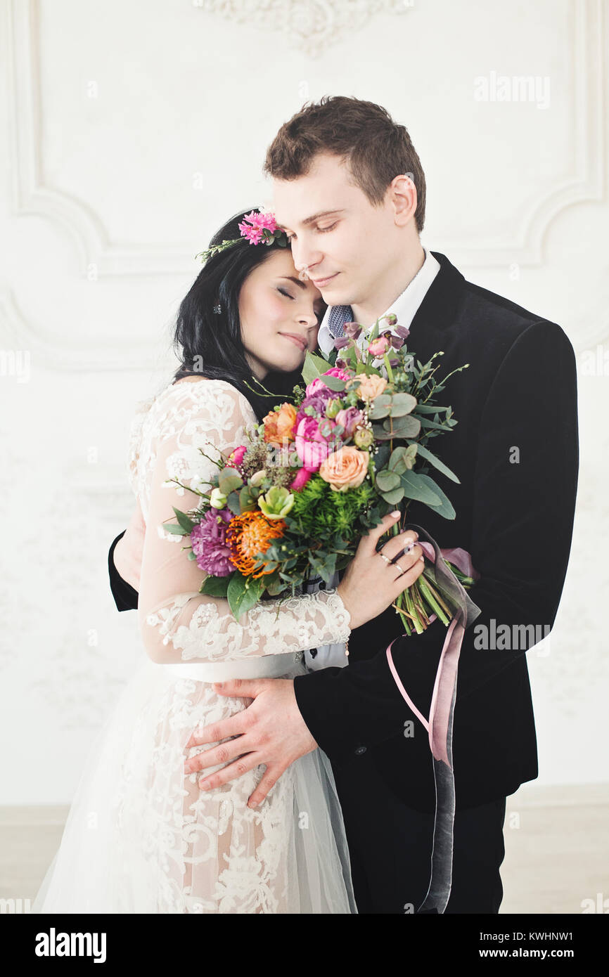 Belle Bride and Groom Hugging. Modèle de mode femme et homme beau tomber en amour. Wedding Couple Banque D'Images