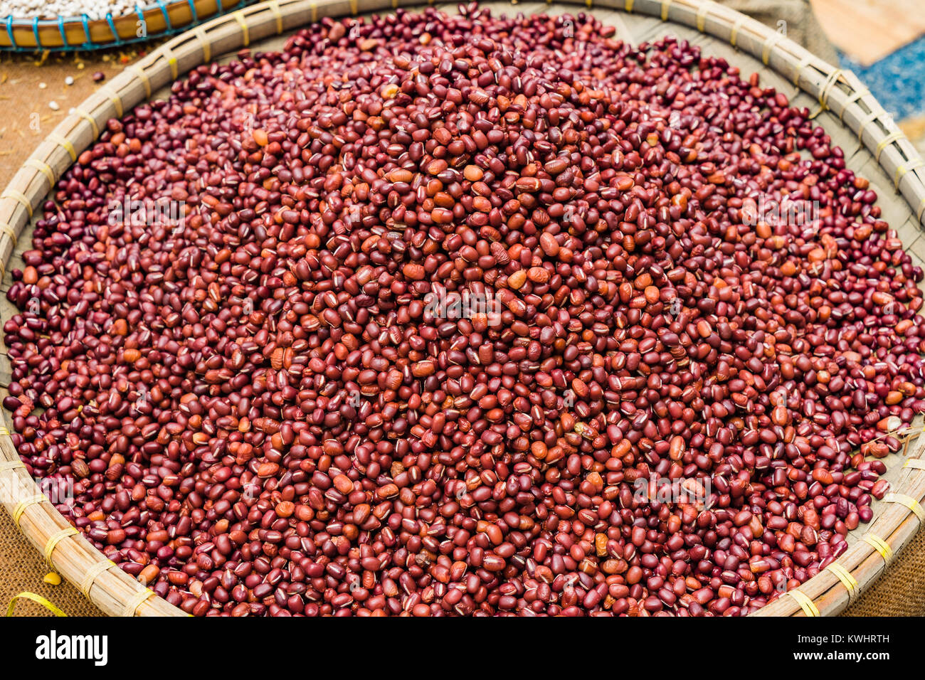 Les haricots rouges dans panier, vue du dessus de grains entiers haricots rouges sur la table en bois historique Banque D'Images