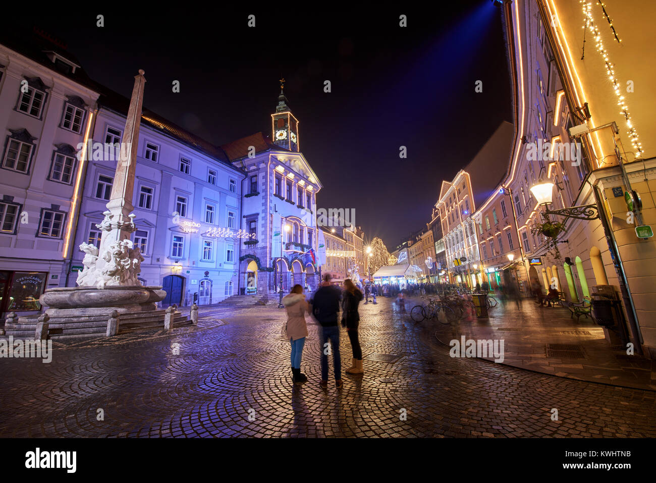 LJUBLJANA, SLOVÉNIE - le 21 décembre 2017 : l'avent nuit de décembre avec l'éclairage de décoration de Noël à la place de la ville, l'hôtel de ville et la fontaine de Roba shot Banque D'Images