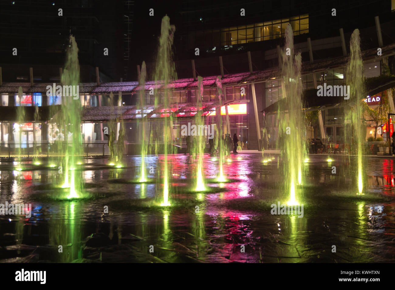 MILAN, ITALIE - 30 octobre 2016 : financial district Vue de nuit. L'eau des fontaines illuminées. Les gratte-ciel modernes dans Gae Aulenti square. La banque Unicredit à Banque D'Images