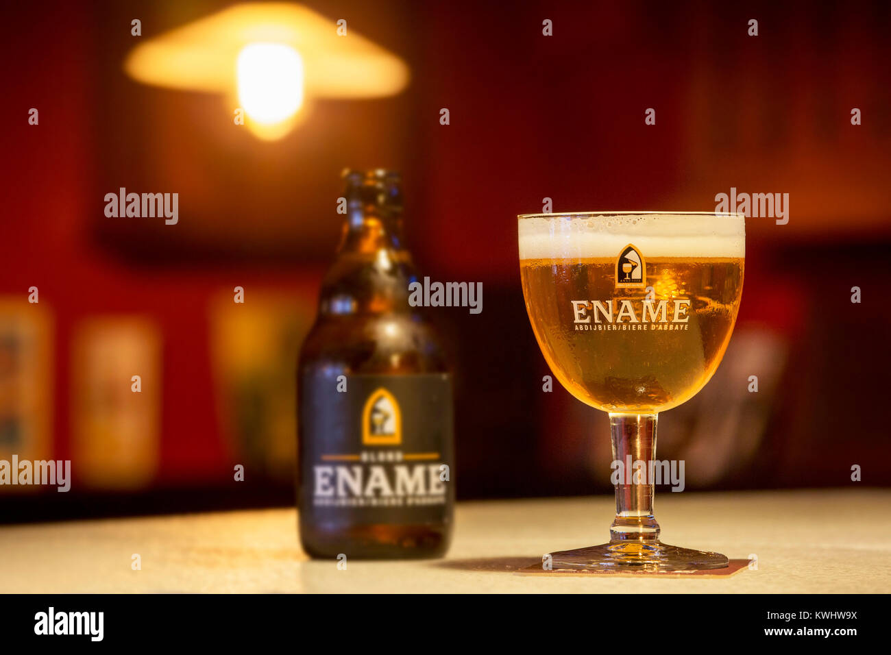 Verre de bière blonde Ename et bouteille de bière, l'une des nombreuses bières abbaye belge à Oudenaarde, Flandre orientale par Romain brasserie en Belgique Banque D'Images