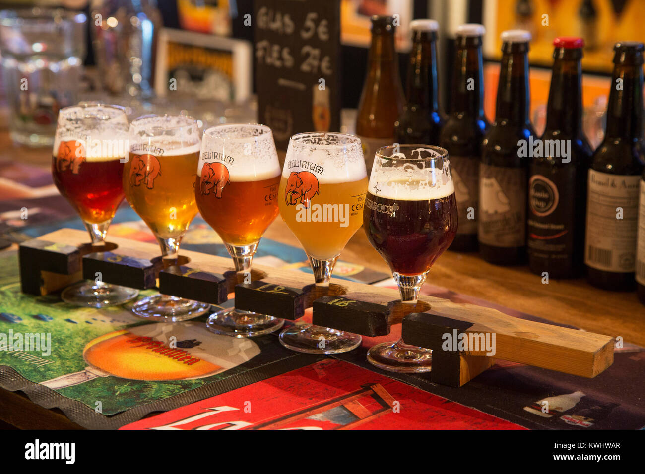 Échantillonneur de bière plank avec bières belges pour la dégustation de bière en flamand café Banque D'Images