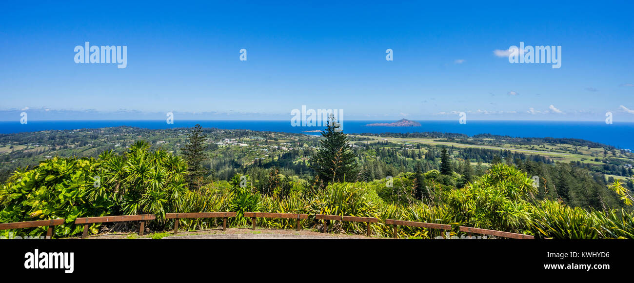 L'île de Norfolk, territoire extérieur australien, Norfolk Island National Park, panorama de la montagne de Pitt avec vue sur Canton de Burnt Pine, l'aéroport un Banque D'Images