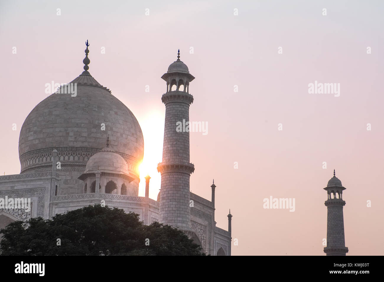 Coucher de soleil sur le Taj Mahal, Agra, Inde. Construit par l'empereur Moghol Shah Jahan, le mausolée abrite la tombe de sa femme Banque D'Images