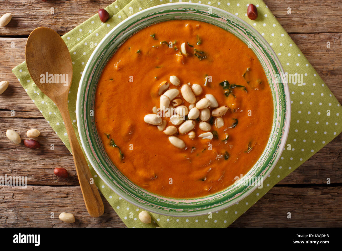 L'Afrique de l'Ouest végétarien soupe d'arachides close-up dans une assiette. sur la table. haut horizontale Vue de dessus Banque D'Images