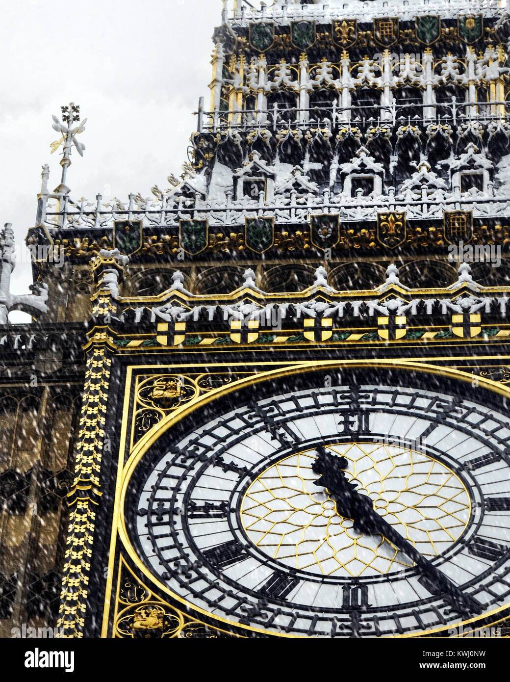 Close-up of Big Ben horloge dans la neige Banque D'Images