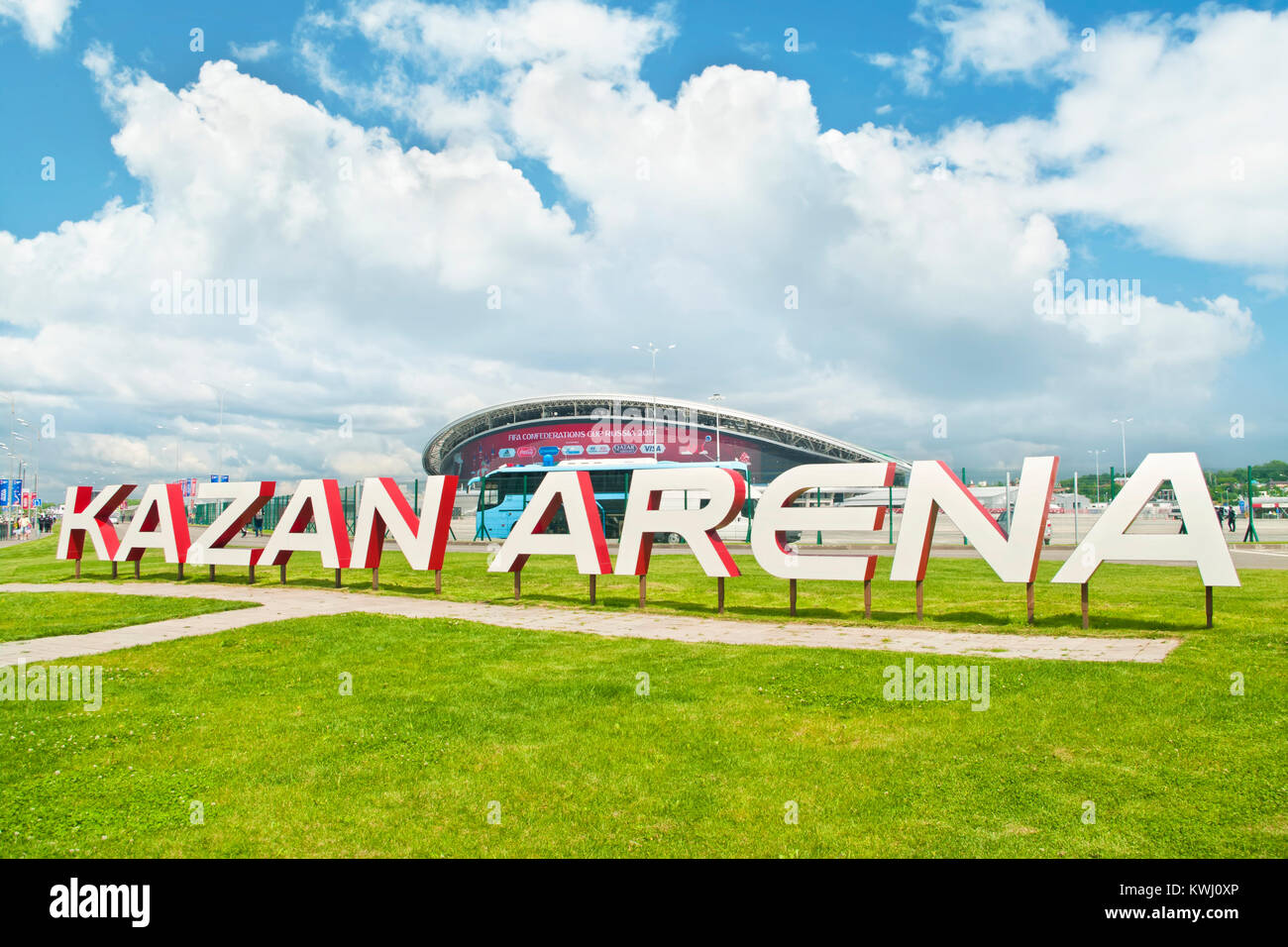 KAZAN, RUSSIE - 18 juin 2017 : grand panneau disant Kazan Arena sur la pelouse en face de Kazan Arena Stadium lors de la Coupe des Confédérations de la FIFA Banque D'Images