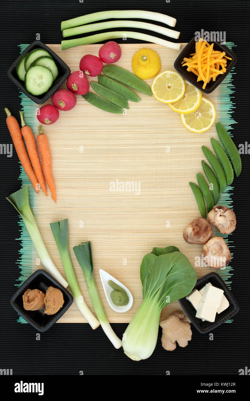 Concept d'aliments santé macrobiotique avec wasabi et pâte de miso, tofu, fruits et légumes frais avec des aliments riches en protéines, en antioxydants et vitamines. Banque D'Images