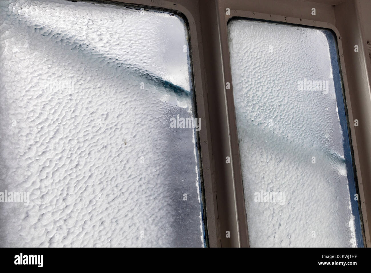 Recouvert de glace des navires à passagers ; windows aventurier océan sails Boyd & du Détroit de Drake de l'Argentine à l'Antarctique Banque D'Images