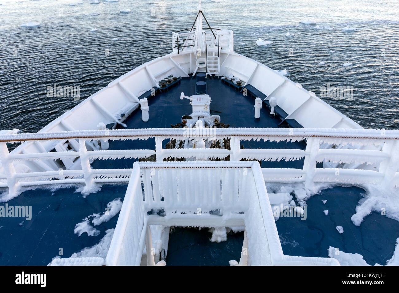 Couvert de glace ; gréement navire à passagers Ocean Adventurer transporte les skieurs alpinisme à l'Antarctique ; RongÃ© Island ; la péninsule Arctowski Banque D'Images