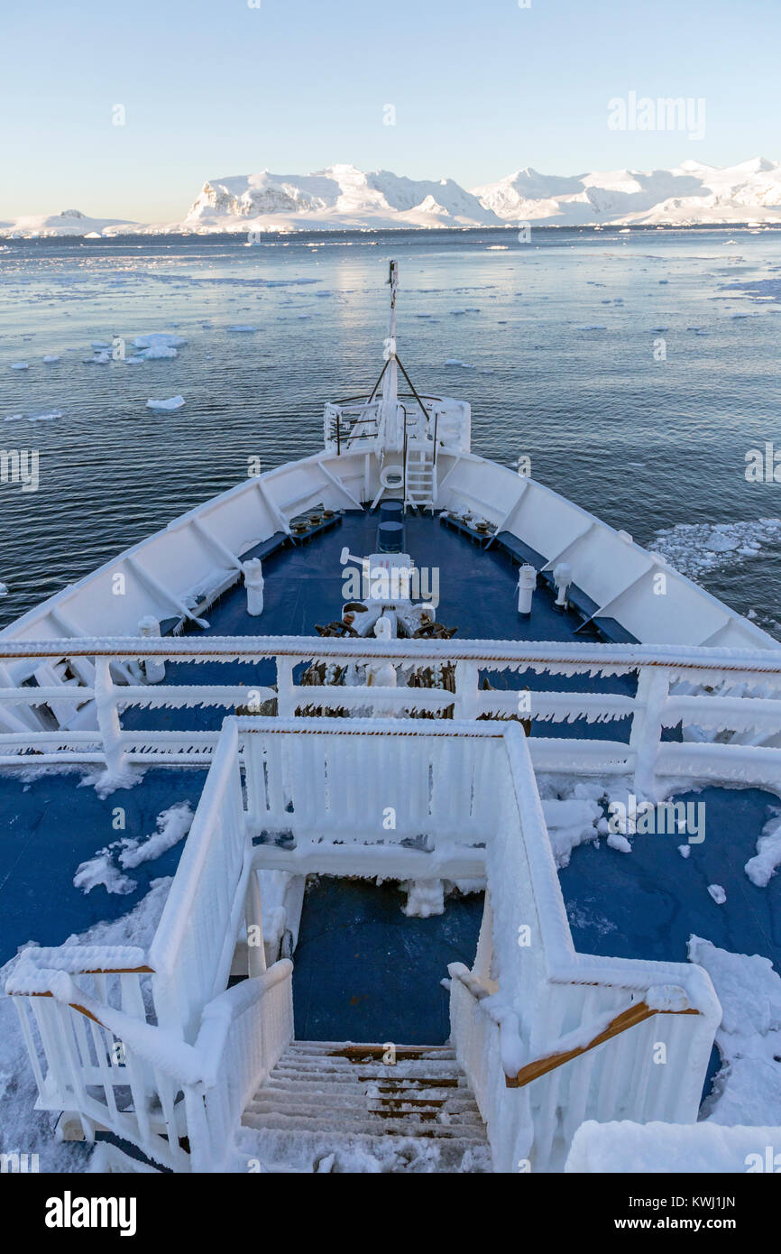 Couvert de glace ; gréement navire à passagers Ocean Adventurer transporte les skieurs alpinisme à l'Antarctique ; l'Île Rongé ; Péninsule Arctowski Banque D'Images
