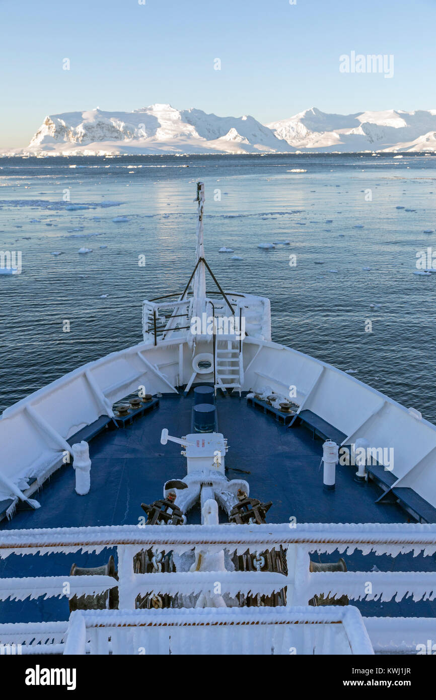 Couvert de glace ; gréement navire à passagers Ocean Adventurer transporte les skieurs alpinisme à l'Antarctique ; RongÃ© Island ; la péninsule Arctowski Banque D'Images