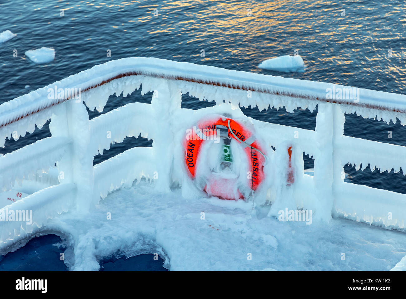 Couvert de glace ; gréement navire à passagers Ocean Adventurer transporte les skieurs alpinisme à l'Antarctique ; l'Île Rongé ; Péninsule Arctowski Banque D'Images