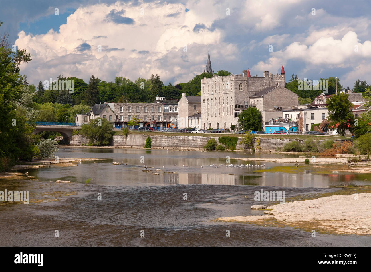 La rivière Thames et bâtiments historiques dans le centre-ville de St Mary's, en Ontario, au Canada. Banque D'Images