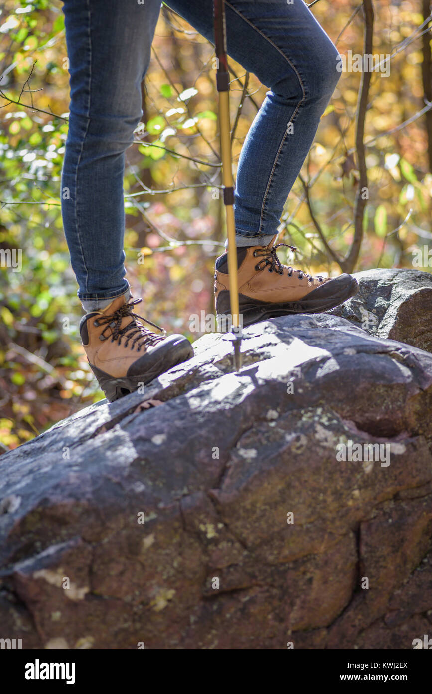 Femme bottes de randonnée dans l'article sur le dessus du gros rocher au Devil's Lake State Park au Wisconsin Banque D'Images