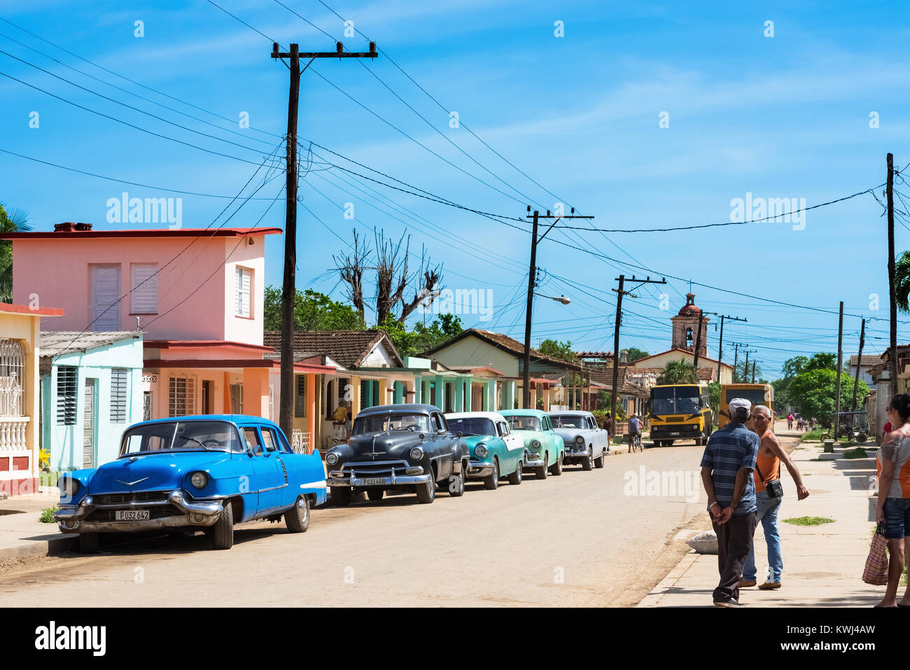 La vie de la rue vue dans la rue avec les peuples cubain et américain voitures classiques dans la banlieue de Varadero Cuba Cuba - Reportage Banque D'Images