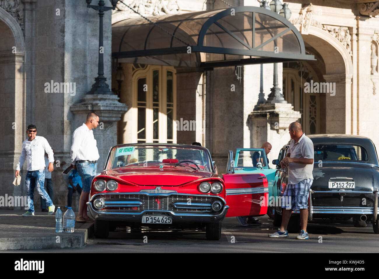 La Havane, Cuba - 27 juin 2017 : Américain Dodoge classic convertible voiture garée sur la rue principale et est offert en vente à La Havane Cuba - Seri Banque D'Images