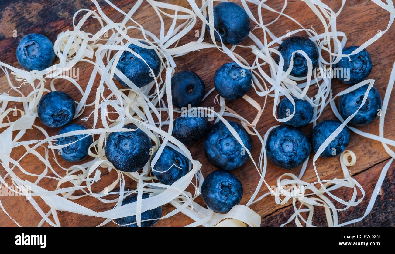 L'hiver frais bleuets antioxydant sur la table en bois brun Banque D'Images
