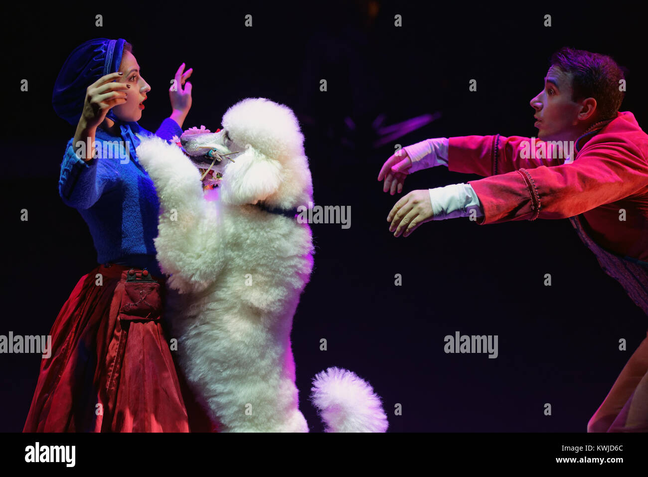 Victoria Akimova (gauche) comme Gerda et Sergueï Akimov que Kai avec des chiens entraînés dans le Circus Show Snow Queen Banque D'Images