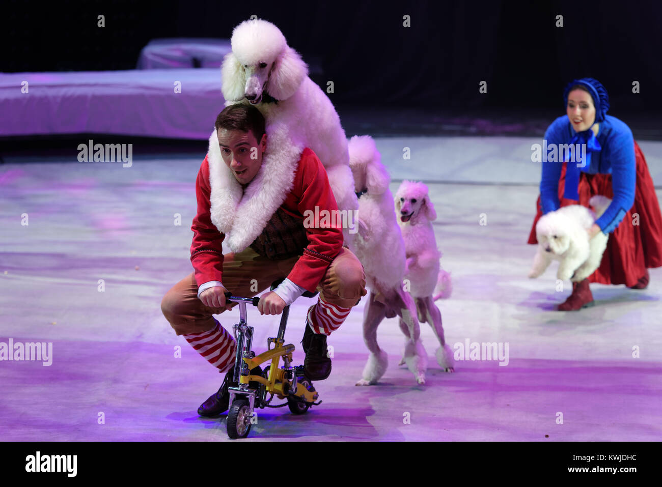 Victoria Akimova (droite) comme Gerda et Sergueï Akimov que Kai avec des chiens entraînés dans le Circus Show Snow Queen Banque D'Images