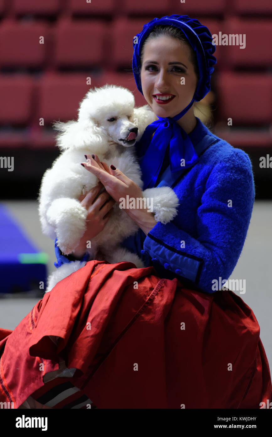 Victoria Akimova comme Gerda avec chien dressé au cours de la conférence de presse consacrée à la première de spectacle de cirque de la reine des neiges à Saint-Pétersbourg Banque D'Images