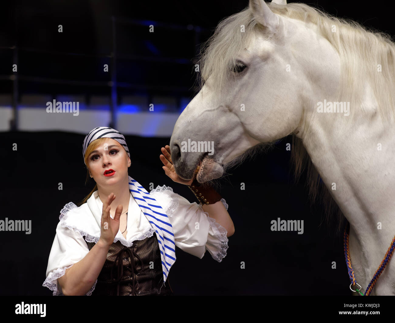 Alexandrova-Serge avec Violetta cheval pendant Conférence de presse consacrée à la première de le salon reine à Saint-Pétersbourg, Russie Banque D'Images