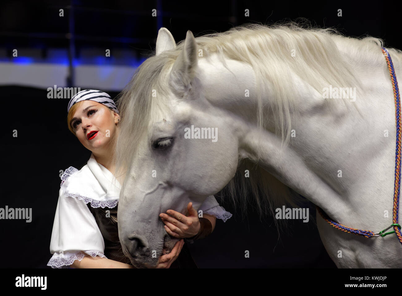 Alexandrova-Serge avec Violetta cheval pendant Conférence de presse consacrée à la première de le salon reine à Saint-Pétersbourg, Russie Banque D'Images