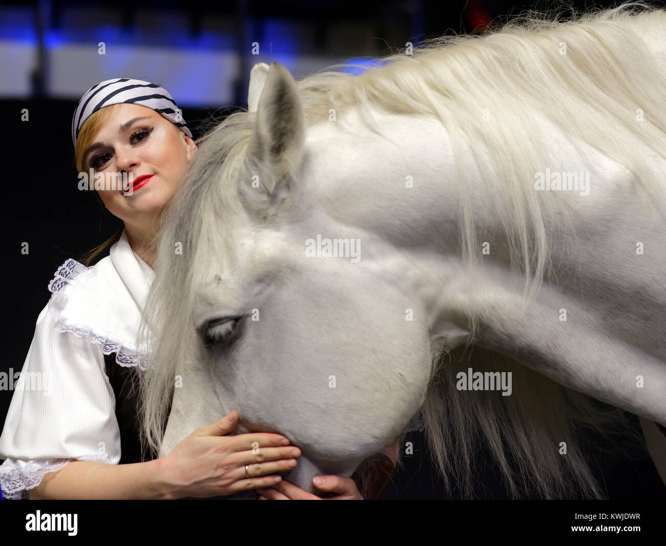 Alexandrova-Serge avec Violetta cheval pendant Conférence de presse consacrée à la première de le salon reine à Saint-Pétersbourg, Russie Banque D'Images