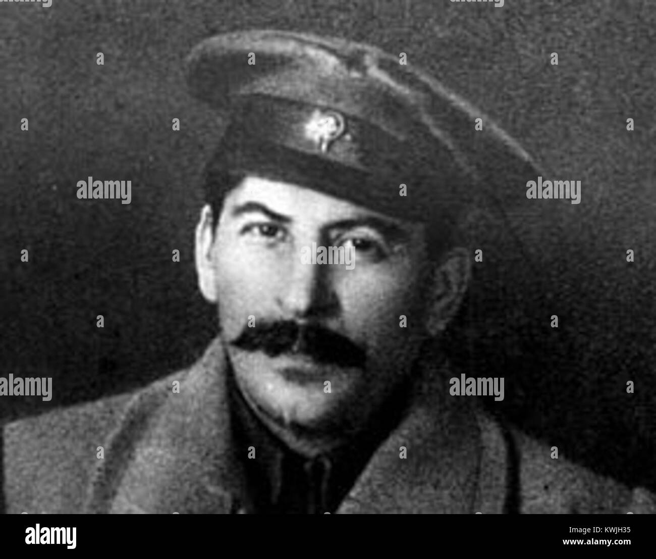 Cette photographie historique montre Joseph Staline au 8e congrès du Parti communiste russe en 1919, entouré de délégués, soulignant sa position dans les débuts de la direction soviétique. Banque D'Images