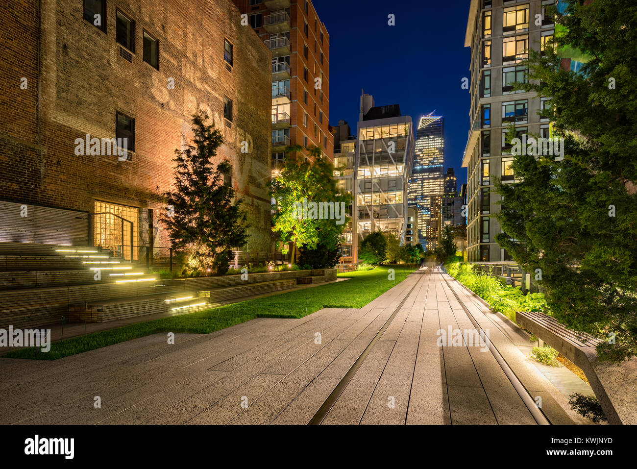 La ligne haute promenade (Highline) illuminée la nuit en été. Chelsea, Manhattan, New York City Banque D'Images