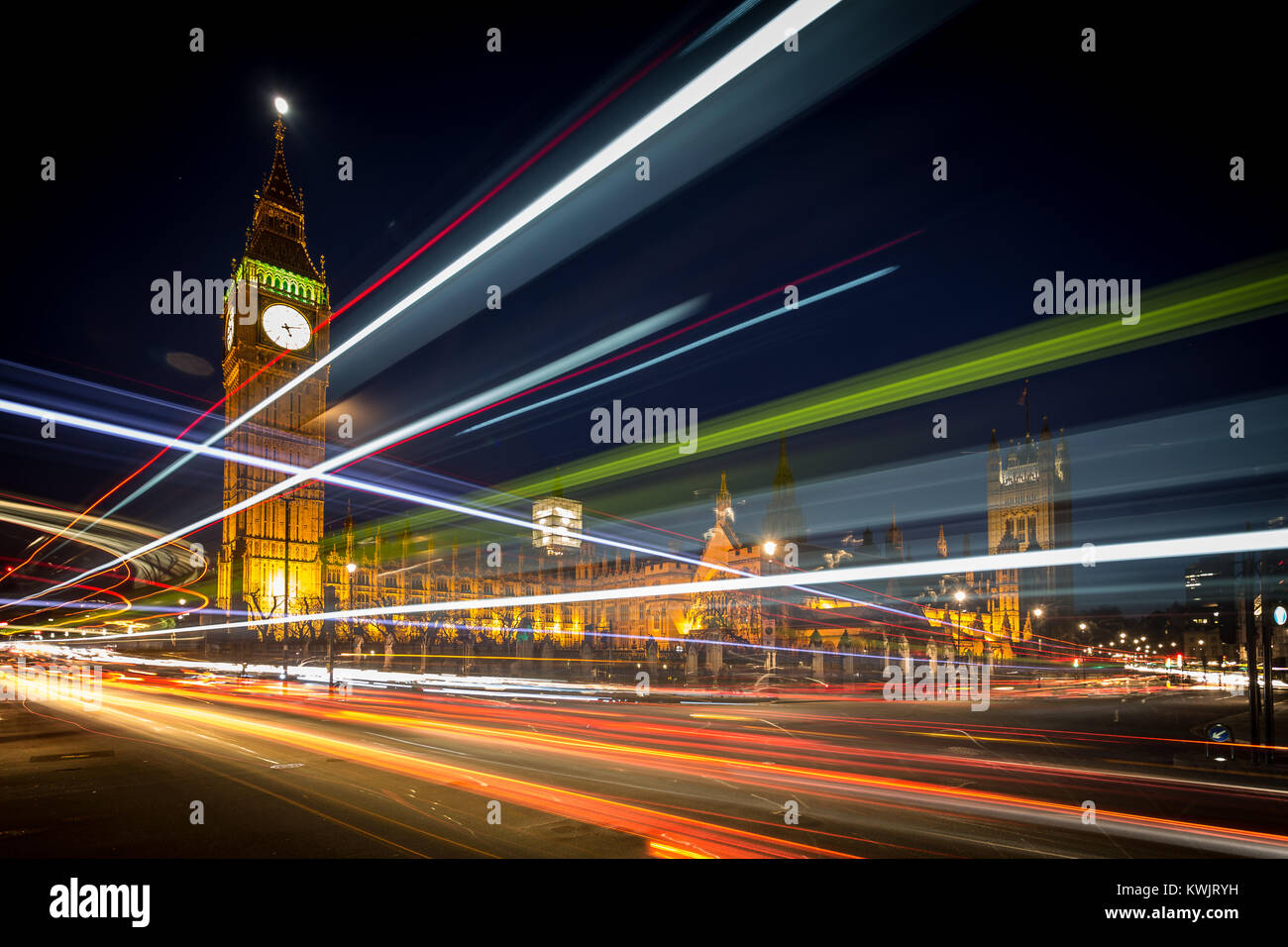 Des traînées de lumière déménagement véhicules passent devant les Chambres du Parlement de Westminster vu à la tombée de la SQ Banque D'Images