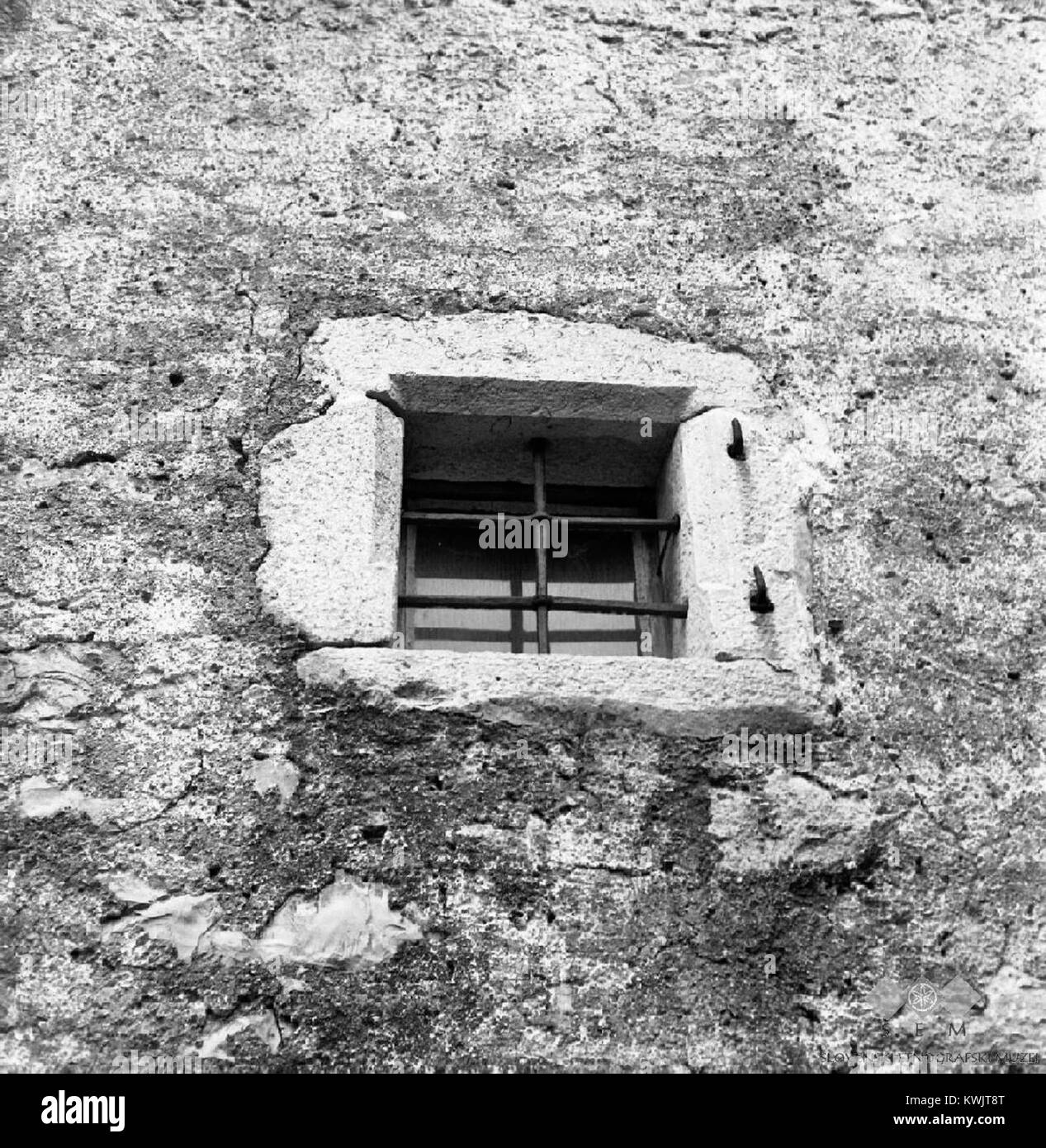 Une maison abandonnée à Kopriva (Slovénie) photographiée en 1969, montrant un toit effondré, des fenêtres cassées et une maçonnerie détériorée dans un environnement karstique rural. Banque D'Images