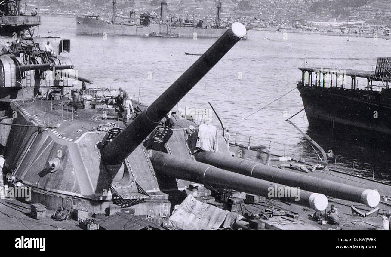 Les canons de 18,1 pouces L45 type 94 de la batterie principale sont une caractéristique déterminante du cuirassé japonais Yamato. Ces canons de gros calibre ont joué un rôle crucial dans la guerre navale pendant la seconde Guerre mondiale, avec la capacité de tirer des obus lourds sur de grandes distances. Banque D'Images