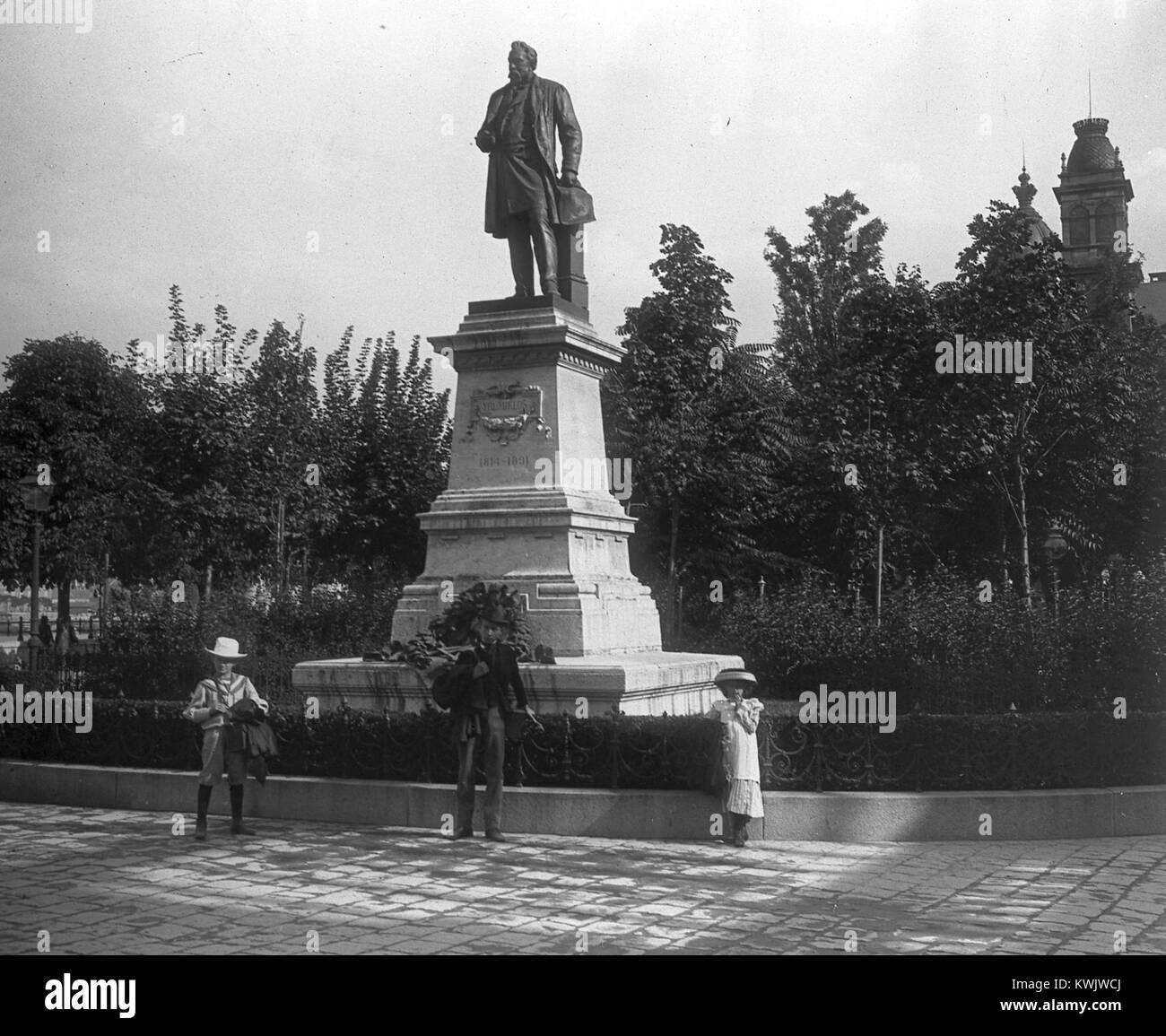 Statue en bronze de l'architecte Miklós Ybl se dresse sur un piédestal en pierre calcaire de la place Ybl Miklós (rue Lánchíd) à Budapest, sculptée par Mayer Ede en 1896, représentant Ybl tenant une boussole et des plans architecturaux. Banque D'Images