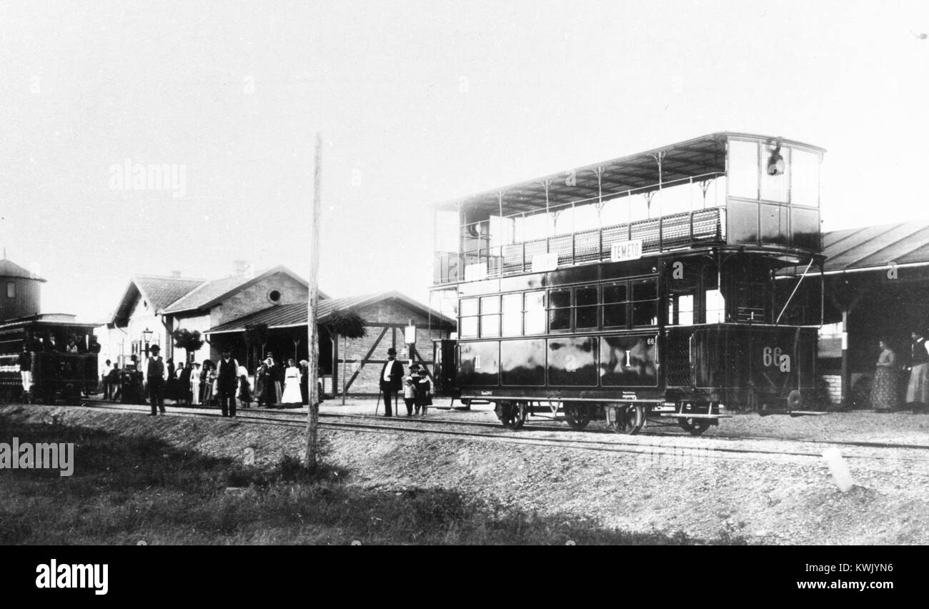 La voiture de voyageurs à deux étages de classe 66 du chemin de fer du cimetière Váci Városi Vasút (BVV) de Budapest est exposée. Ce modèle de train représente le transport ferroviaire historique en Hongrie avec sa conception et son ingénierie distinctives. Banque D'Images
