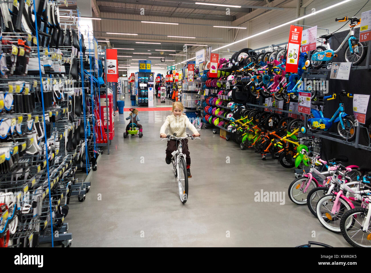 Les enfants voyagent nouveaux vélos en vente dans les magasins Decathlon /  boutique / appareils de sport en France / French superstore à  Grésy-sur-Aix. La France. (93 Photo Stock - Alamy