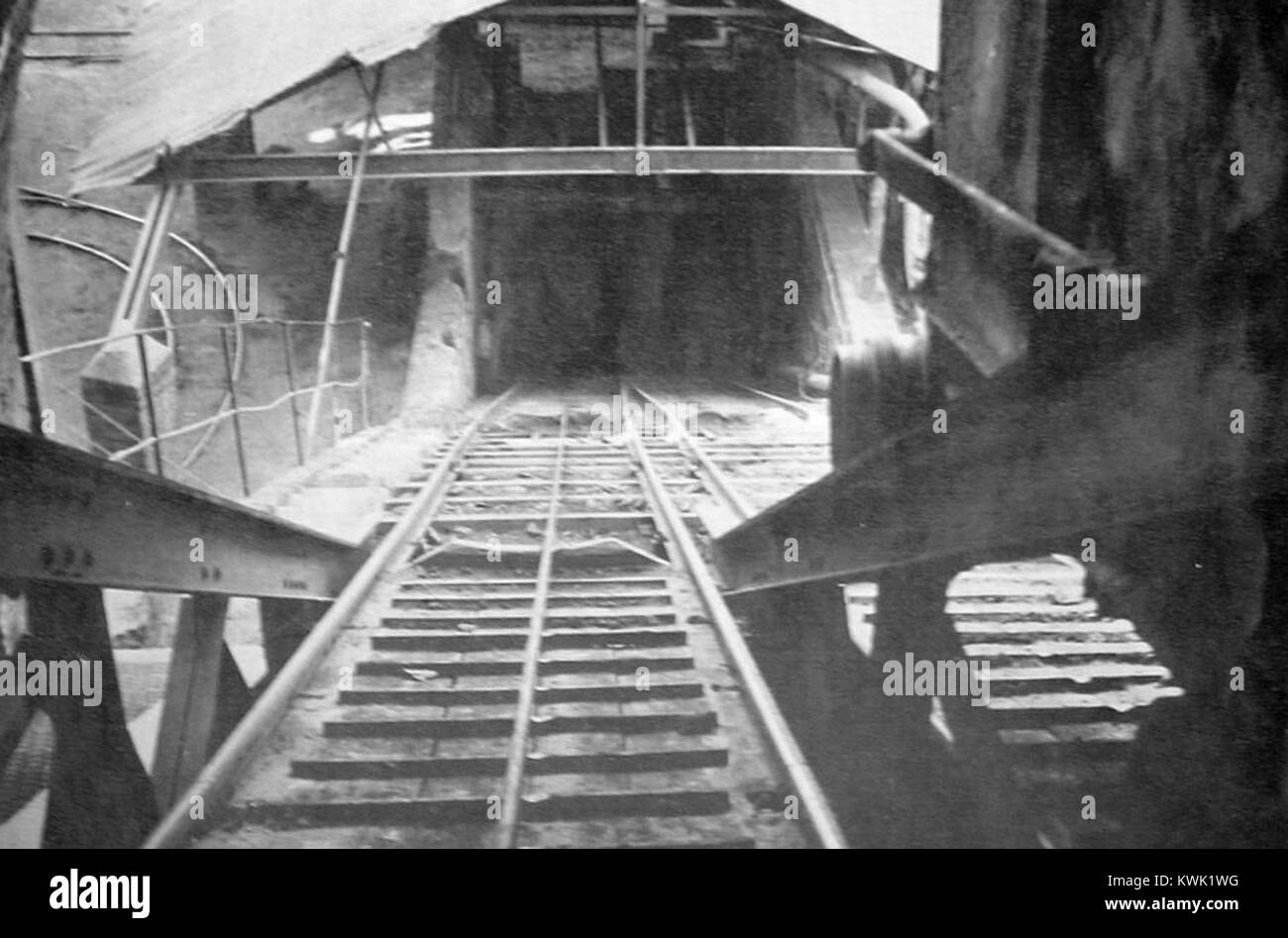 L'image montre la mine de Télots au XXe siècle, représentant des structures minières industrielles associées à l'extraction de schistes bitumineux en France. Banque D'Images