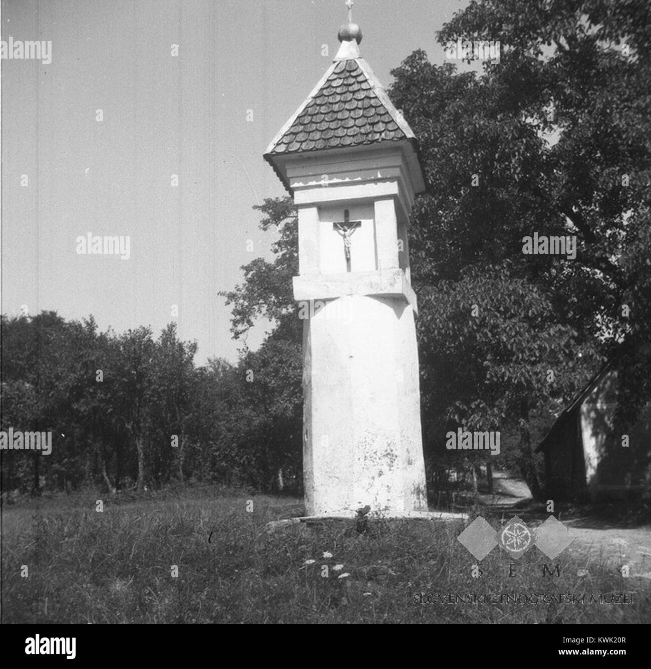 Cette photographie montre le panneau *Pilček* à Zgornja Slivnica, Slovénie, en 1949. Le panneau marque un emplacement important dans l’histoire d’après-guerre de la région, mettant en valeur la mémoire culturelle et historique locale. Banque D'Images