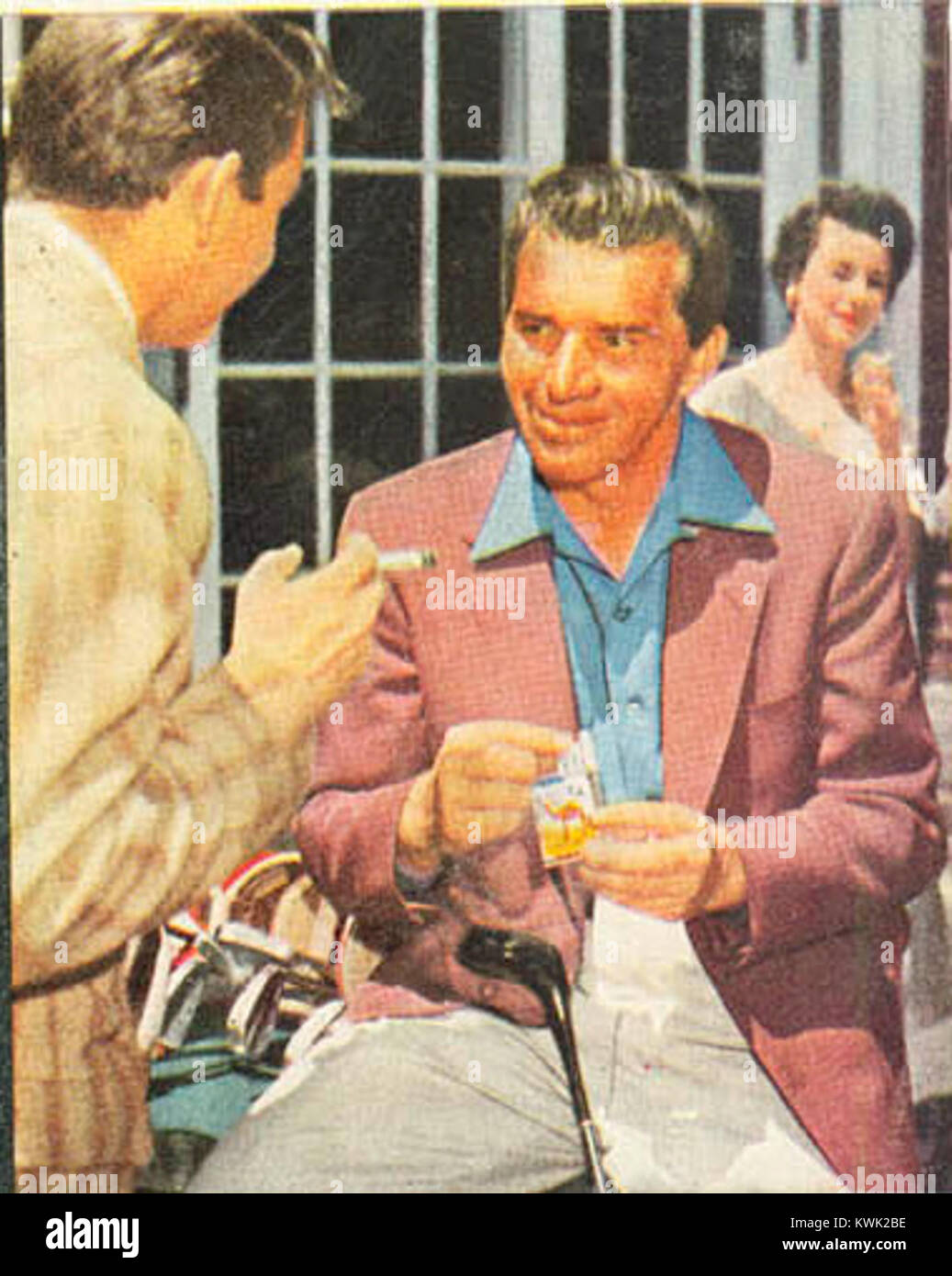 Le golfeur américain Julius Boros est photographié pour promouvoir les cigarettes Camel dans une campagne publicitaire des années 1960. Cette image promotionnelle reflète l'intersection des sports et de la publicité sur le tabac au milieu du XXe siècle. Banque D'Images