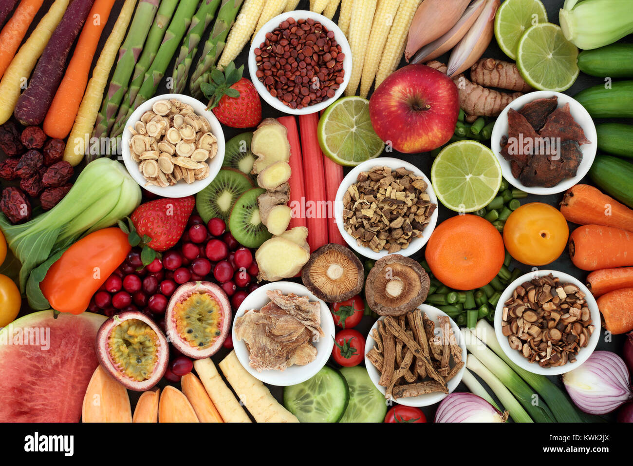 Superfood pour une bonne santé concept avec légumes et fruits frais et sélection de la médecine de fines herbes chinoise avec les aliments. Banque D'Images