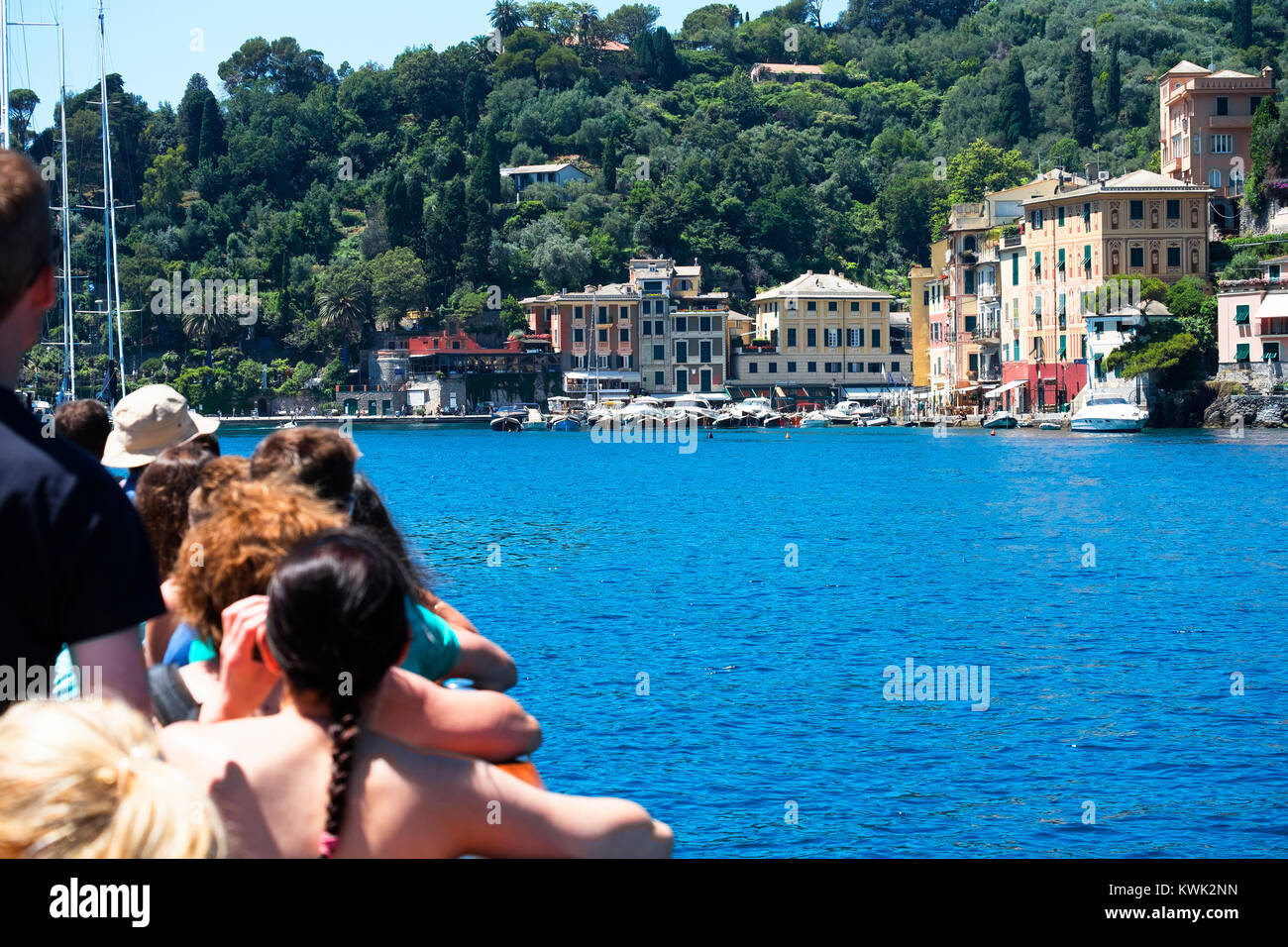 Les touristes sur un bateau arrivant à Portofino, sur la riviera italienne. Banque D'Images