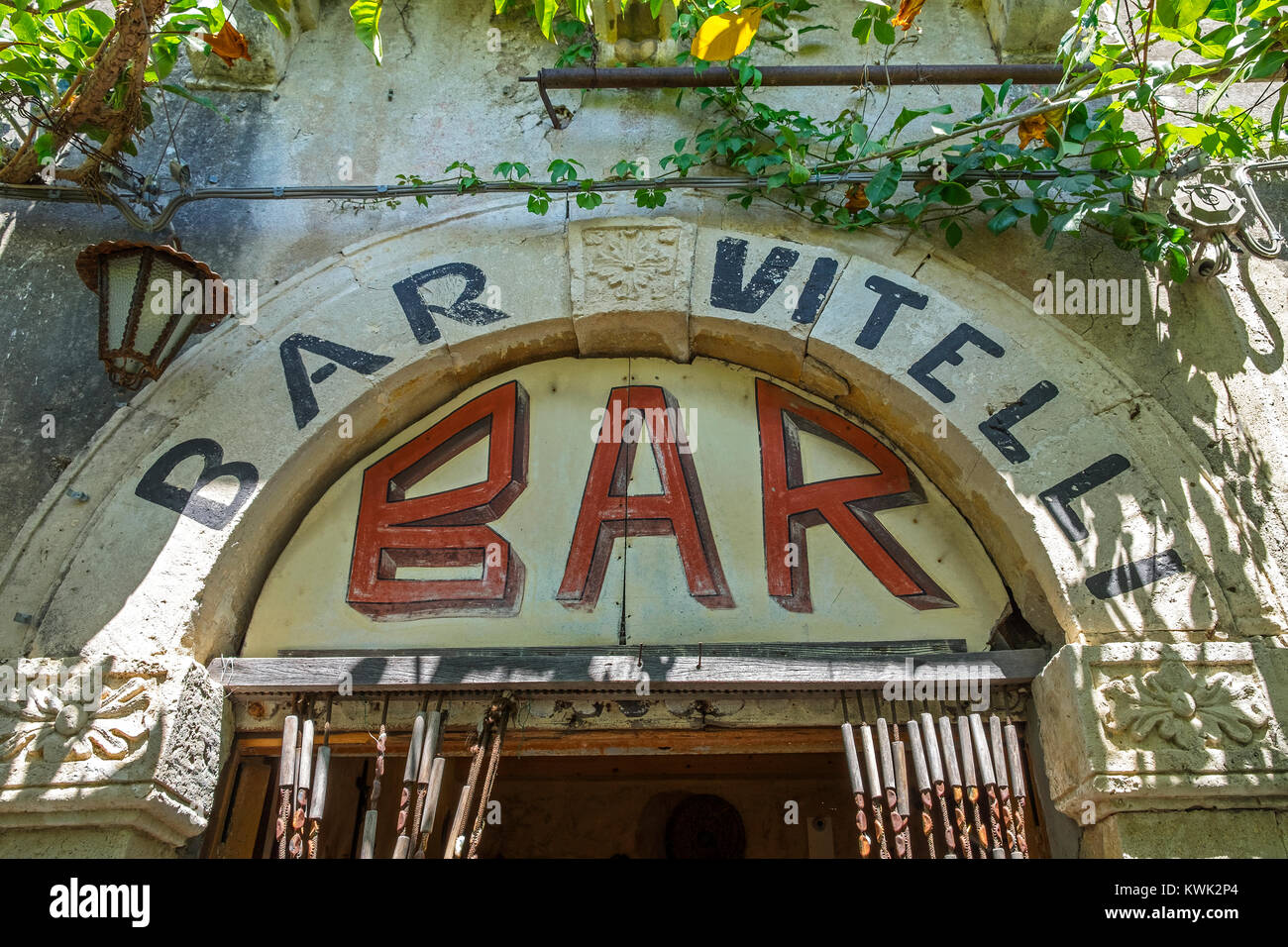 Inscrivez-vous sur la porte d'entrée de "Bar Vitelli ", savoca sur l'île de la Sicile, l'Italie, le bar en vedette dans le célèbre "Parrain " movie. Banque D'Images